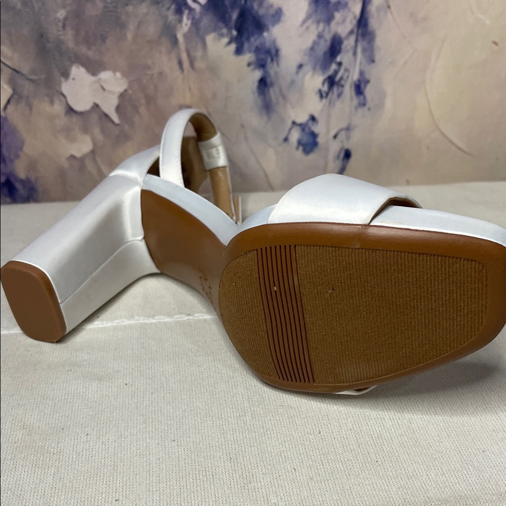 Elegant White Block Heel Sandals - Picture 9 of 10